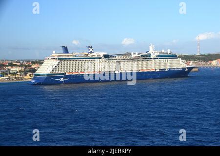 Il Celebrity Equinox un battello da crociera di classe Solstice ormeggiato sul Dockside al Porto di Willemstad sull'Isola dei Caraibi Olandese di Curacao. Foto Stock