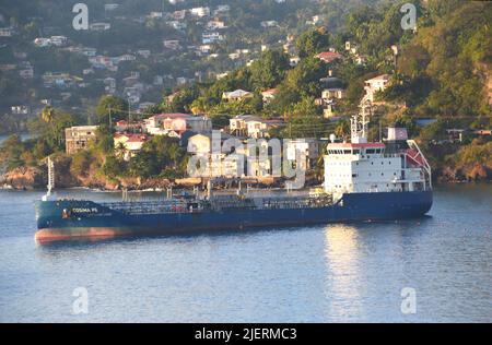 COSIMA PG (IMO: 9857822) un petroliere/chimico britannico registrato Anchoured fuori del porto di St George sull'isola caraibica di Grenada. Foto Stock