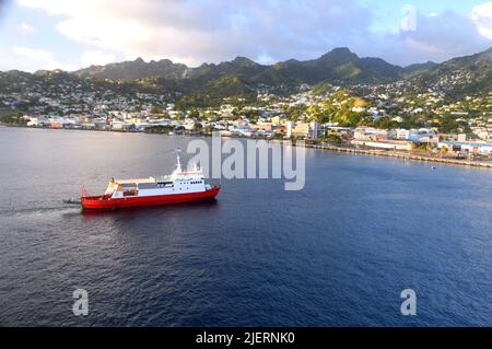 Bequia Express 5 Ro-Ro/passeggero/Auto & Cargo Ship arrivo al Kingston Harbour a St Vincent e Grenadine da Port Elizabeth nei Caraibi. Foto Stock