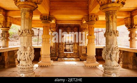 Mandapa con pilastri intagliati del tempio di Lord Vishnu vicino al gruppo di templi di Bateshwara, Morena, Madhya Pradesh, India. Foto Stock