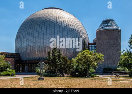 Il Planetario Zeiss Major dell'architetto Erhardt Gißke è stato inaugurato nel 1987, Prenzlauer Allee 80, Prenzlauer Berg, Berlino Foto Stock