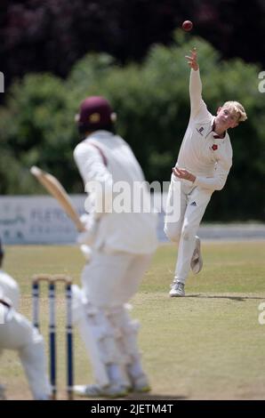 Teenage bowler in azione Foto Stock