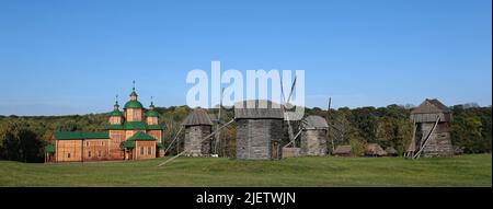 Kiev, Ucraina 30 settembre 2021: Antichi mulini nel museo all'aperto dell'architettura popolare e della vita dell'Ucraina Foto Stock