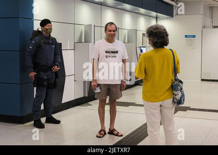 Hong Kong, Cina. 28th giugno 2022. Le persone scattano foto con le forze dell'ordine all'interno della WAN Chai Exhibition Station. (Credit Image: © Keith Tsuji/ZUMA Press Wire) Foto Stock