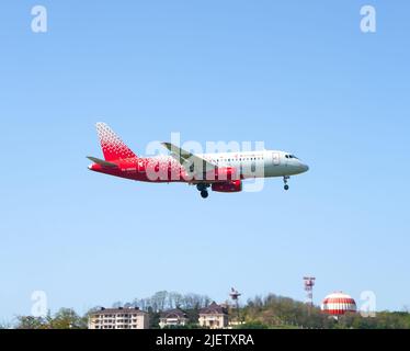 Sochi, Russia - 22 aprile 2022: Russian Airlines, Sukhoi SuperJet 100-95B Foto Stock