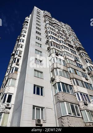 Kiev, Ucraina 21 maggio 2021: Alto edificio residenziale con balconi insoliti nella città di Kiev Foto Stock