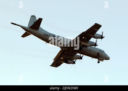 United States Navy Lockheed P-3C Orion (REG: 162775) che esegue un paio di touch and go sulla pista 31, poco prima del tramonto. Foto Stock