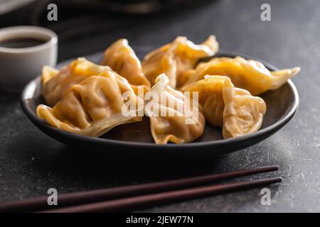 Gnocchi cinesi su un piatto. Foto Stock