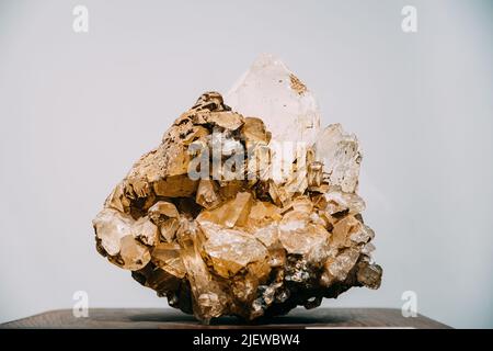 Primo piano su Piece of Mountain Crystal Cluster. Diossido di silicio, noto anche come silice con formula chimica SiO2, più comunemente trovato in natura come Quar Foto Stock