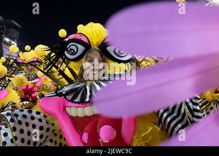 Rio, Brasile - 22 aprile 2022: Scuola di Samba Sao Clemente nel Carnevale di Rio, che si tiene al Marques de Sapucai Sambadrome Foto Stock