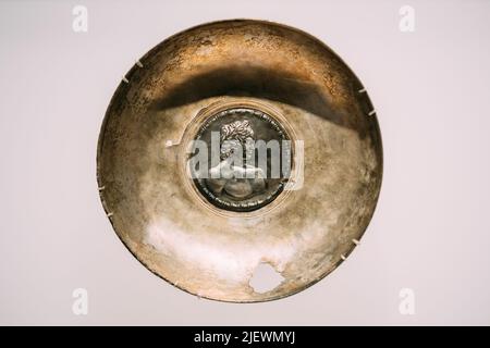 Tbilisi, Georgia. Museo Nazionale Georgiano. Primo piano su un fiala (phiale) con il Ritratto di Antinoe. Antico utensile. Trovato nella sepoltura 1 di Armaziskhe Foto Stock