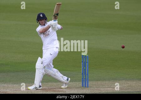 LONDRA, REGNO UNITO. GIUGNO 28th Jordan Cox del Kent in azione batting durante la partita LV= County Championship Division 1 tra Surrey e Kent al Kia, Oval, Londra martedì 28th giugno 2022. (Credit: Robert Smith | MI News) Credit: MI News & Sport /Alamy Live News Foto Stock