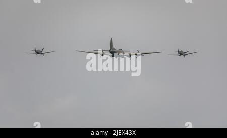 B-17 Fortezza volante G-BEDF Sally B esecuzione di un flypassato con 2 Spitfire ‘AR501 & EE602’ al salone aereo serale di Shuttleworth il 18th giugno 2022 Foto Stock