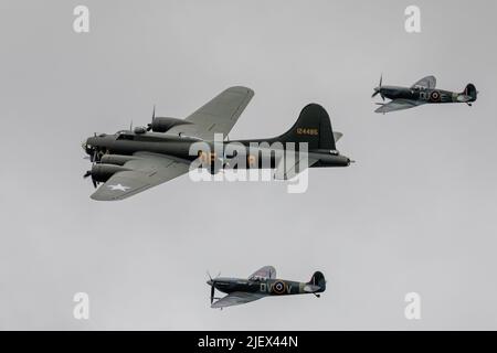 B-17 Fortezza volante G-BEDF Sally B esecuzione di un flypassato con 2 Spitfire ‘AR501 & EE602’ al salone aereo serale di Shuttleworth il 18th giugno 2022 Foto Stock