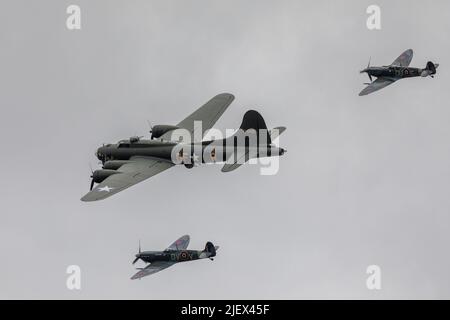 B-17 Fortezza volante G-BEDF Sally B esecuzione di un flypassato con 2 Spitfire ‘AR501 & EE602’ al salone aereo serale di Shuttleworth il 18th giugno 2022 Foto Stock