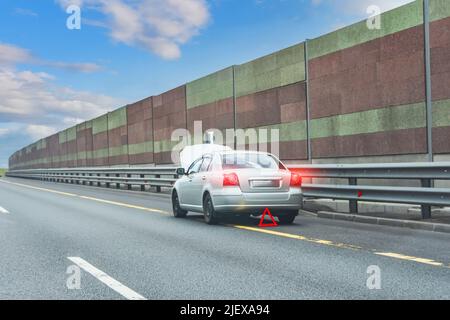 Problema con il veicolo. Auto sulla corsia di emergenza, guasto sulla strada. Vettura difettosa sulla corsia di arresto di emergenza sul lato della strada. Foto Stock