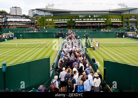 Londra, Regno Unito. 28th giugno 2022. Tennis: Grand Slam/WTA Tour/ATP Tour - Wimbledon. Gli spettatori camminano densamente imballati intorno al sito del torneo. Credit: Frank Molter/dpa/Alamy Live News Foto Stock