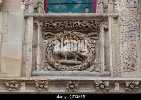 ROUEN, FRANCIA - 31 AGOSTO 2019: Si tratta di un frammento architettonico della facciata di una vecchia casa in pietra nella forma dell'emblema di Re Luigi 12. Foto Stock