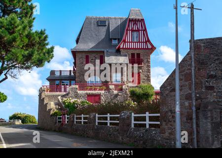 PERROS GUIRREC, FRANCIA - 5 SETTEMBRE 2019: Questa è una moderna casa stilizzata con un piccolo patio, costruito in stile tradizionale bretone. Foto Stock