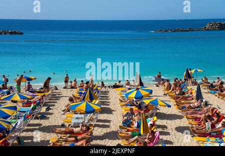 Villeggianti a Playa de los Amadores, spiaggia balneare vicino a Puerto Rico, Grand Canary, Isole Canarie, Spagna, Europa, Oceano Atlantico Foto Stock