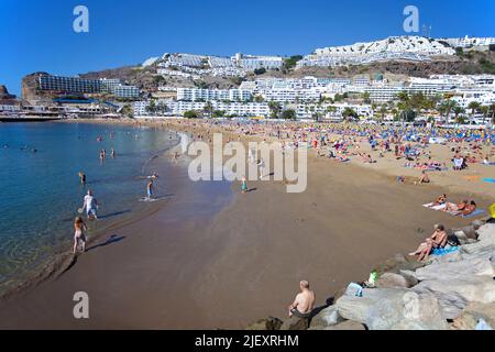 Villeggianti a Playa de los Amadores, spiaggia balneare vicino a Puerto Rico, Grand Canary, Isole Canarie, Spagna, Europa, Oceano Atlantico Foto Stock