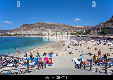 Villeggianti a Playa de los Amadores, spiaggia balneare vicino a Puerto Rico, Grand Canary, Isole Canarie, Spagna, Europa, Oceano Atlantico Foto Stock