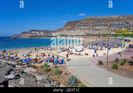 Villeggianti a Playa de los Amadores, spiaggia balneare vicino a Puerto Rico, Grand Canary, Isole Canarie, Spagna, Europa, Oceano Atlantico Foto Stock