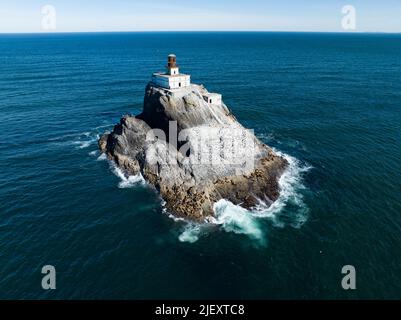 L'Oceano Pacifico circonda il faro disattivato di Tillamook Rock al largo della panoramica costa dell'Oregon. Lo storico faro fu costruito nel 1880. Foto Stock