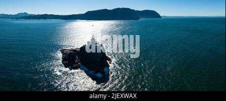 L'Oceano Pacifico circonda il faro disattivato di Tillamook Rock al largo della panoramica costa dell'Oregon. Lo storico faro fu costruito nel 1880. Foto Stock