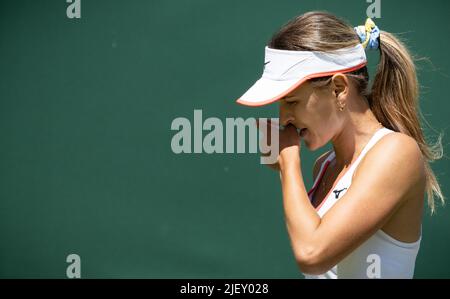 Il belga Maryna Zanevska sembra sconsolato durante una prima partita nel torneo femminile di single contro il ceco Krejcikova in occasione del torneo di tennis Wimbledon Grand slam del 2022 all'All England Tennis Club, nel sud-ovest di Londra, in Gran Bretagna, martedì 28 giugno 2022. BELGA PHOTO BENOIT DOPPAGNE Foto Stock