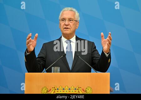 Monaco di Baviera, Germania. 28th giugno 2022. Joachim Herrmann (CSU), ministro dell'interno della Baviera, interviene in una conferenza stampa sulla valutazione preliminare finale dell'operazione di polizia in occasione del vertice del G7. Credit: Lennart Preiss/dpa/Alamy Live News Foto Stock