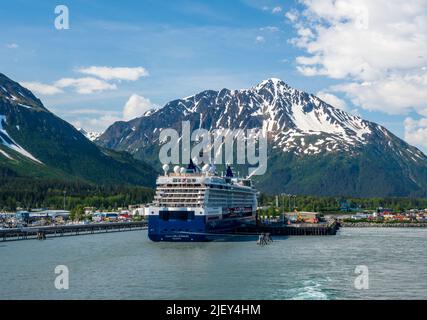 Seward, Alaska - 3 Giugno 2022: Nave da crociera del Millennio celebrità nel porto di Seward in Alaska Foto Stock