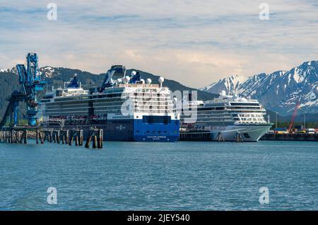 Seward, Alaska - 3 Giugno 2022: Navi da crociera Vichinghe e celebrità nel porto di Seward in Alaska Foto Stock