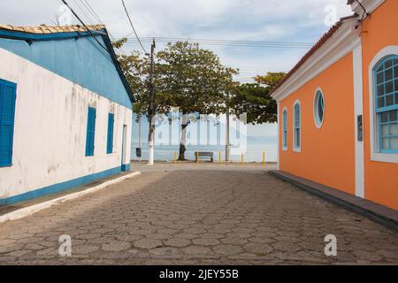 Strada caratteristica con uscita mare nella città di Ribeirão da Ilha, Brasile Foto Stock