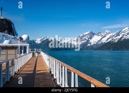 Seward, Alaska - 3 giugno 2022: La nave da crociera Viking Orion parte dal porto di Seward in Alaska Foto Stock