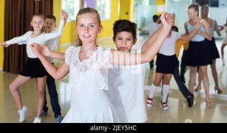 Gruppo di bambini che ballano tango in studio di danza Foto Stock