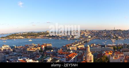 Vista panoramica del Corno d'Oro e dei vecchi quartieri di Istanbul da Galata. Ora del tramonto a Istanbul Foto Stock