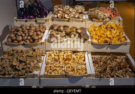 vendita di funghi in scatole di legno Foto Stock