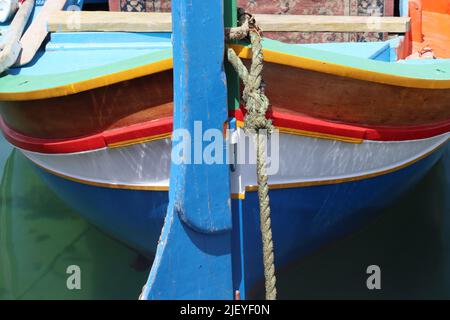 La poppa di una tradizionale xprunara dipinta o maltese Luzzu, Marsalforn, Gozo Foto Stock