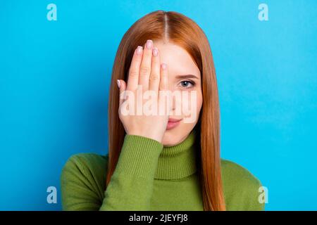 Ritratto di attraente calma ragazza chiusura mezze faccia controllo occhio vista isolato su sfondo di colore blu chiaro Foto Stock