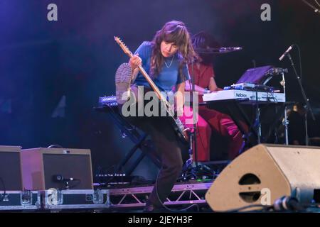 Pilton, Regno Unito. 26th giugno 2022. Il cantante, cantautore e chitarrista australiano Courtney Melba Barnet si esibisce dal vivo al Park Stage al Glastonbury Festival. (Foto di Dawn Fletcher-Park/SOPA Images/Sipa USA) Credit: Sipa USA/Alamy Live News Foto Stock