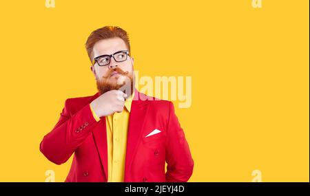 L'uomo grasso bearded in giacca e occhiali rossi pensando e guardando via lo spazio di copia Foto Stock