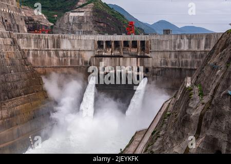 (220628) -- KUNMING, 28 giugno 2022 (Xinhua) -- Foto aerea scattata il 28 giugno 2022 mostra una vista della centrale idroelettrica di Baihetan, che si trova a cavallo delle province di Yunnan e Sichuan nel sud-ovest della Cina. Martedì segna il primo anniversario del funzionamento delle prime due unità generatrici della centrale idroelettrica di Baihetan, un progetto importante nel programma di trasmissione dell'energia dell'ovest-est cinese. La stazione ha una capacità totale installata di 16 milioni di kilowatt. La centrale idroelettrica si trova sul fiume Jinsha, la parte superiore del fiume Yangtze nel sud-ovest della Cina. (Xinhua/Cao Mengyao) Foto Stock