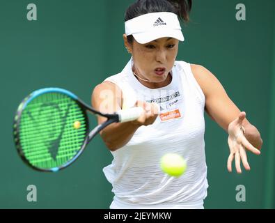 Londra, Gran Bretagna. 28th giugno 2022. Wang Qiang della Cina restituisce un colpo durante la prima partita femminile del singolo contro Belinda Bencic della Svizzera al Wimbledon Tennis Championship di Londra, Gran Bretagna, 28 giugno 2022. Credit: Han Yan/Xinhua/Alamy Live News Foto Stock