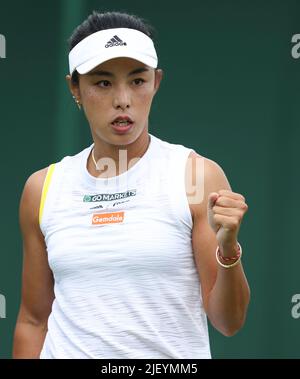 Londra, Gran Bretagna. 28th giugno 2022. Wang Qiang della Cina festeggia durante la partita femminile di primo turno contro Belinda Bencic della Svizzera al Wimbledon Tennis Championship di Londra, Gran Bretagna, 28 giugno 2022. Credit: Han Yan/Xinhua/Alamy Live News Foto Stock