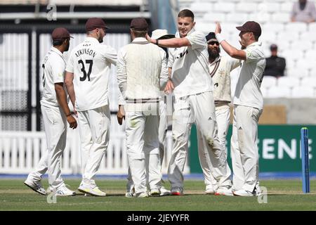 LONDRA, REGNO UNITO. GIU 28th Conor McKerr di Surrey celebra il cazzo di Jordan Cox del Kent durante la partita LV= County Championship Division 1 tra Surrey e Kent al Kia, Oval, Londra martedì 28th giugno 2022. (Credit: Robert Smith | MI News) Credit: MI News & Sport /Alamy Live News Foto Stock