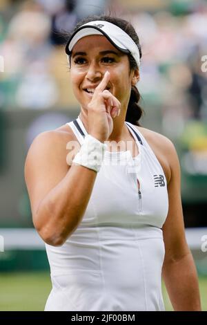 Londra, UK, 28th giugno 2022: Heather Watson dalla Gran Bretagna festeggia dopo la sua vittoria di 1st round durante i Wimbledon Tennis Championships 2022 all'All England Lawn Tennis and Croquet Club di Londra. Credit: Frank Molter/Alamy Live news Foto Stock