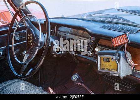 Particolare di auto classica spagnola come il vecchio taxi di barcellona. Sedile 1500 Foto Stock