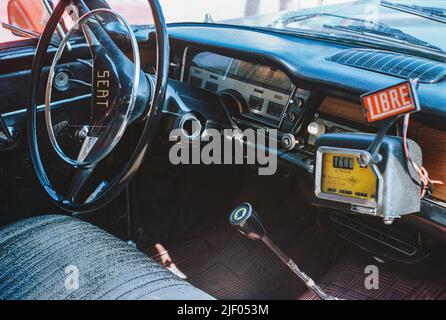 Particolare di auto classica spagnola come il vecchio taxi di barcellona. Sedile 1500 Foto Stock
