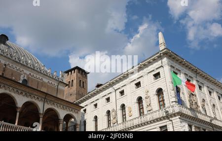 Padova, PD, Italia - 15 maggio 2022: Edificio chiamato PALAZZO DELLA RAGIONE e PALAZZO MORONI e un campanile con grande bandiera italiana Foto Stock